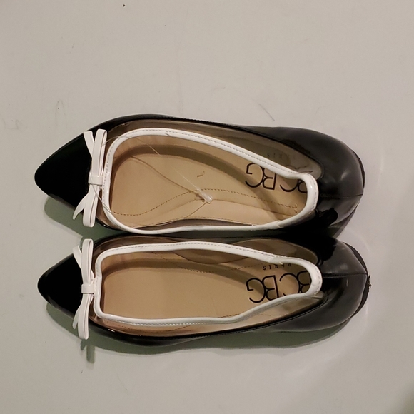 NEW BCBG Paris women's 6 black and white pointy toe flats with bow - Picture 3 of 7